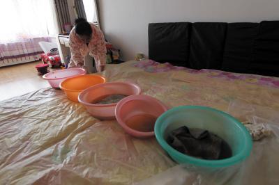 行唐楼上漏水，住户失联，小区没物管，业主维权难！律师来支招……